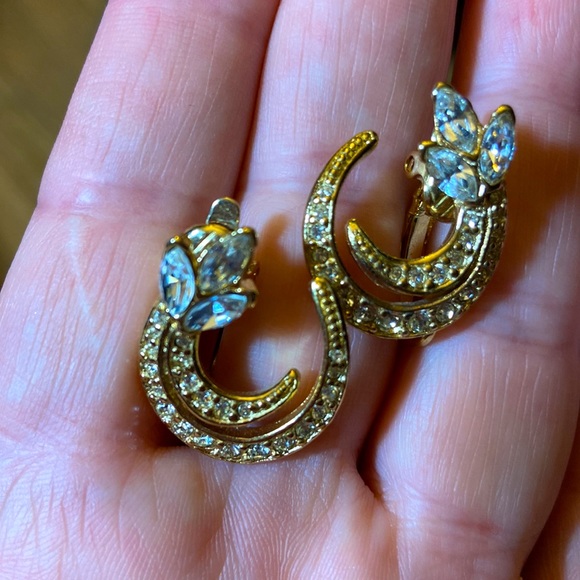 Trifari Goldtone Coil Rhinestone Crystal 3Petal Flower Clip on Earrings Vtg - Picture 2 of 4